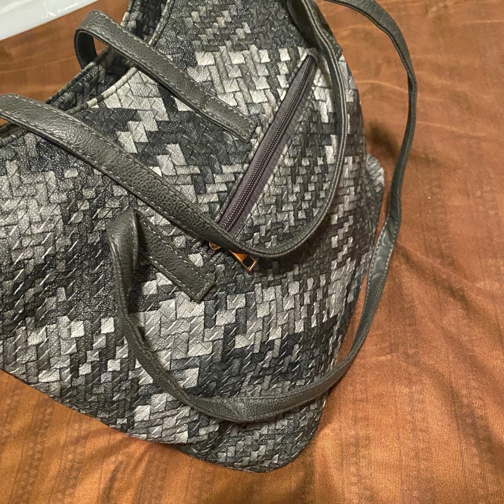 Tote - Picture 4 of 5